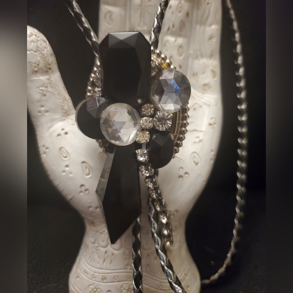 UNIQUE VINTAGE PIECE Gorgeous silver and black vintage bolo tie with crystals - Picture 3 of 4